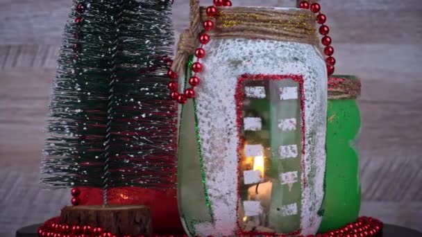 Pots Noël Décoratifs Dans Neige Avec Une Bougie Des Arbres — Video