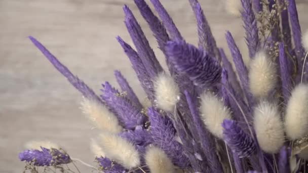 晒干的花在紫色的色调旋转的特写 美丽的落差龙 花萼和小穗在美丽的花束 送给你一束干花 — 图库视频影像