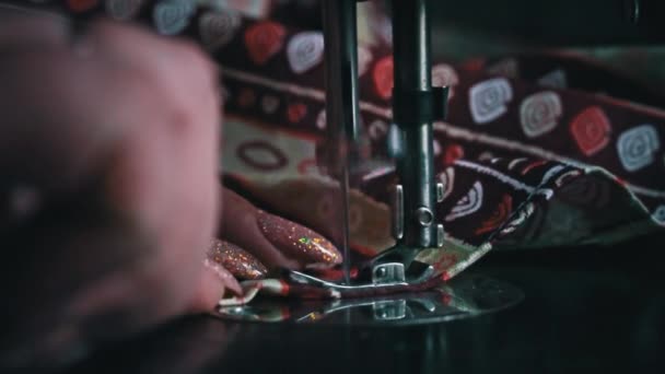 老式缝纫机针头运动缓慢 缝纫机针头快速上下移动的特写 女裁缝在缝纫车间缝制面料 缝纫织物的工艺 — 图库视频影像