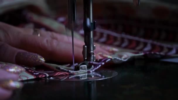 老式缝纫机针头运动缓慢 缝纫机针头快速上下移动的特写 女裁缝在缝纫车间缝制面料 缝纫织物的工艺 — 图库视频影像