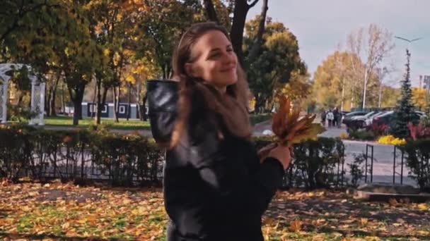 Fiatal Boldog Kering Juharfalevéllel Őszi Parkban Egy Lány Őszi Levelekből — Stock videók