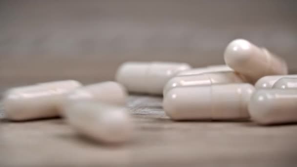 白色药丸胶囊缓慢地落在水面上 药物胶囊 医疗保健和药品生产的概念 不舒服 — 图库视频影像