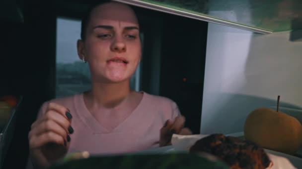 Красива Молода Жінка Відкриває Холодильник Вибирає Між Яблуком Кексом Вид — стокове відео