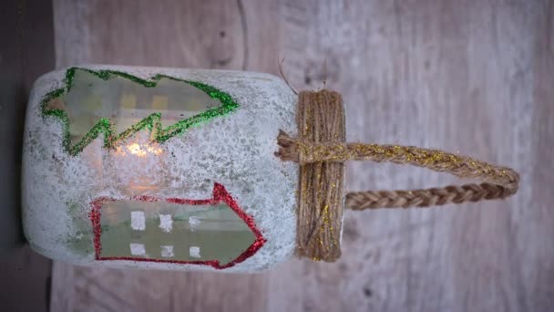 Tarro Decorativo Navidad Nieve Con Una Vela Gira Verticalmente Decoraciones — Vídeos de Stock