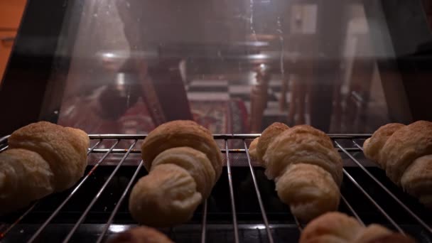 Νοικοκυρά Βγάζει Έτοιμα Κρουασάν Από Θέα Του Φούρνου Από Φούρνο — Αρχείο Βίντεο