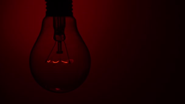 Лампочка Світиться Червоному Тлі Темряві Повільне Включення Вольфрамової Лампи Філе — стокове відео