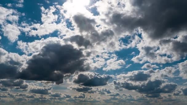 白いふわふわの雲が青空のタイムラプスをゆっくりと浮遊しています 美しい空が動いている 空雪白い雲が横に移動します — ストック動画