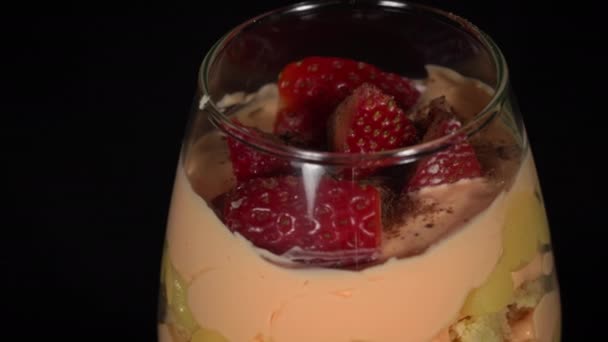 Σαχλαμάρα Ποτήρι Φράουλες Περιστρέφεται Όμορφη Διακόσμηση Σεφ Της Ζαχαροπλαστικής Διακοσμεί — Αρχείο Βίντεο