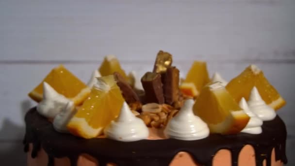 Tårta Med Vacker Inredning Och Choklad Fläckar Snurrar Konditor Dekorerar — Stockvideo