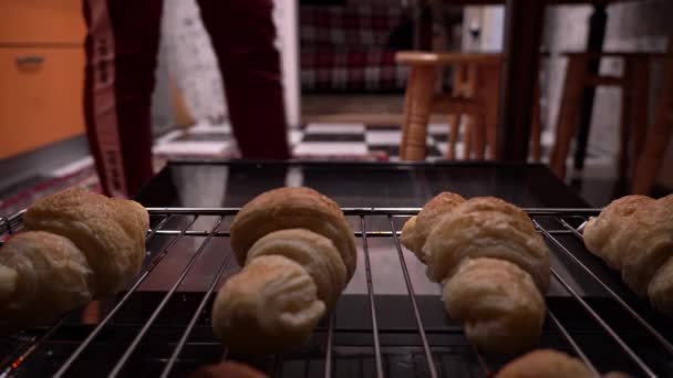 Gospodyni Domowa Wyjmuje Gotowe Rogaliki Piekarnika Domowej Roboty Ciasto Francuskie — Wideo stockowe