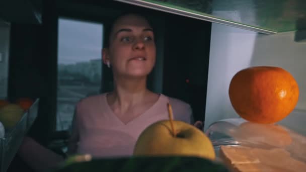 Красивая Веселая Молодая Женщина Открывает Холодильник Едой Принимает Мандарин Вид — стоковое видео
