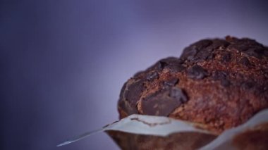 İştah açıcı çikolatalı kek dönüşümlü ve üzerinde yazılar var. Lezzetli tatlı dönüşü. Arka planda çıtır çıtır çıtır kek yemeye hazır. Koyu çikolatayla süslenmiş tatlı.