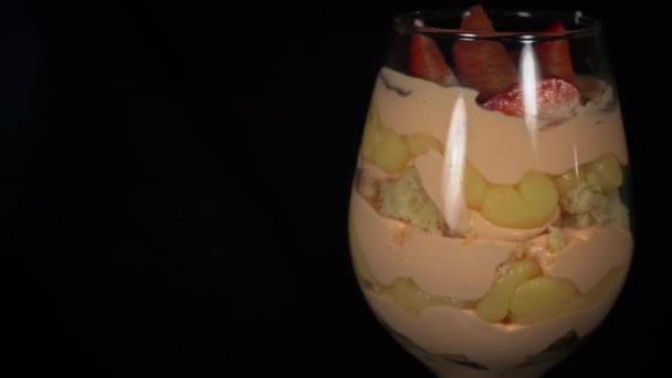 Trifle Glas Met Aardbeien Spinnen Met Prachtige Decor Banketbakker Siert — Stockvideo