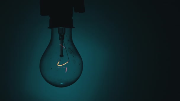 Žárovka Tmě Rozsvítí Modrém Pozadí Pomalu Rozsvěcuje Žárovka Wolframu Vlákno — Stock video