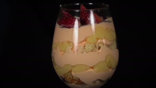 Trifle Skle Jahodami Točí Krásnou Výzdobou Pečivo Kuchař Zdobí Ovoce — Stock video
