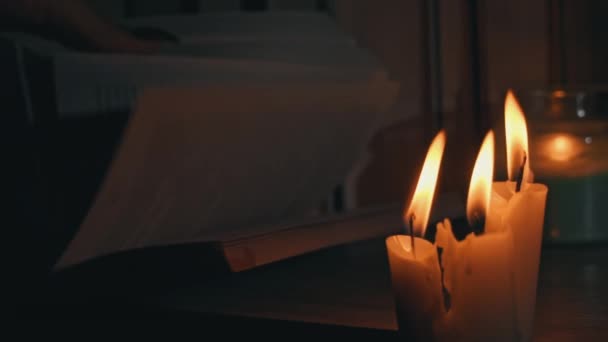 Frauenhände Blättern Bei Kerzenschein Einem Alten Buch Die Atmosphäre Der — Stockvideo