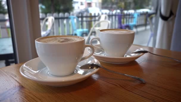 Dwie Filiżanki Kawy Stole Kawiarni Gorące Cappuccino Pianką Ochładza Się — Wideo stockowe