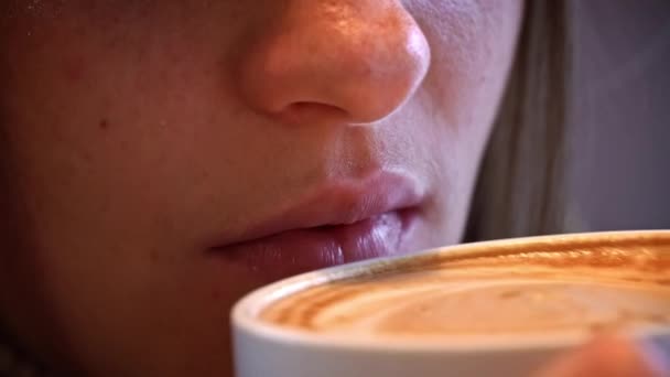 Jeune Femme Boit Café Avec Mousse Gros Plan Cappuccino Chaud — Video