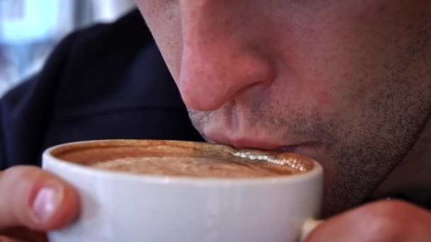 Tânăr Bea Cafea Spumă Aproape Cappuccino Fierbinte Spumă Este Adus — Videoclip de stoc