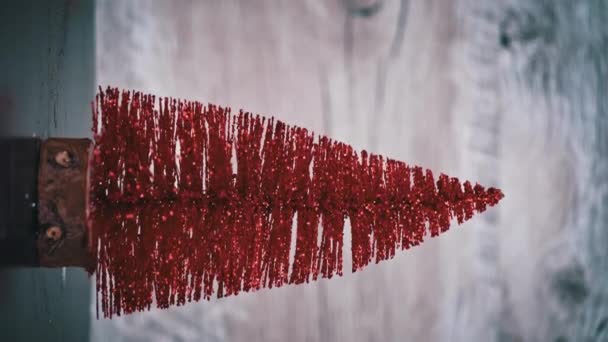 Kunstmatige Kerstboom Draait Verticaal Een Witte Achtergrond Nieuwjaarsspeelgoed Kerstdecor Een — Stockvideo
