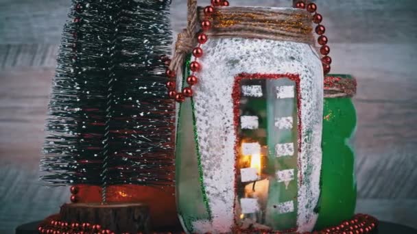 Dekorativní Vánoční Sklenice Sněhu Svíčkou Vánoční Stromky Rotují Vánoční Ozdoby — Stock video