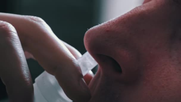 Adam Kırmızı Burnuna Özel Bir Sprey Sıkar Hasta Bir Insan — Stok video