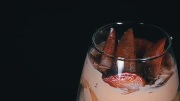 Trifle Sticlă Căpșuni Rotește Decor Frumos Bucătarul Patiserie Decorează Flacăra — Videoclip de stoc