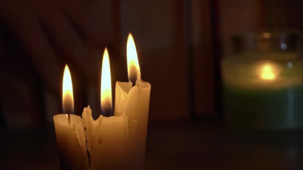 Свічки Горять Темряві Фоні Полиці Старими Книгами Атмосфера Старої Бібліотеки — стокове відео