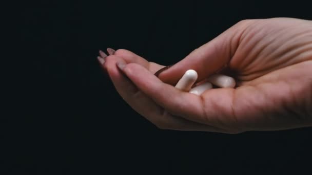 Kvinnan Häller Vita Piller Handen Från Burk Svart Bakgrund Flickan — Stockvideo