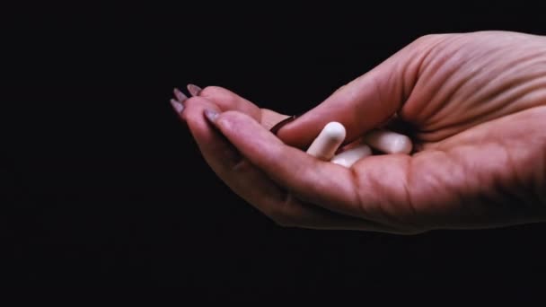 Una Donna Versa Pillole Bianche Mano Barattolo Uno Sfondo Nero — Video Stock