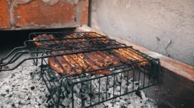 Şiş kebap, ev yapımı sobanın üstünde ızgarada kızartılır. Izgara ızgarada ızgara, alev ve duman içinde baharat ve bitkilerle ızgara sulu et. Izgarada et var..