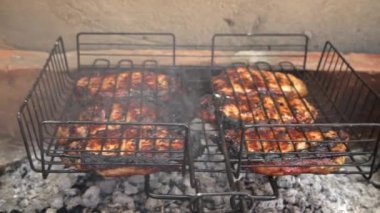 Şiş kebap, ev yapımı sobanın üstünde ızgarada kızartılır. Izgara ızgarada ızgara, alev ve duman içinde baharat ve bitkilerle ızgara sulu et. Izgarada et var..