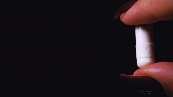 Женщина Держит Руках Капсулу Крупным Планом Черном Фоне Девушка Исследует — стоковое видео