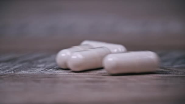 Капсулы Белых Таблеток Падают Поверхность Медленном Темпе Медицинские Капсулы Концепция — стоковое видео