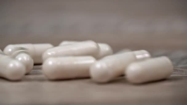 Capsule Pillola Bianca Cadono Superficie Slow Capsule Medicinali Concetto Sanità — Video Stock