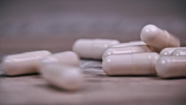 Λευκά Καψάκια Χαπιών Πέφτουν Στην Επιφάνεια Αργή Κίνηση Κάψουλες Φαρμάκων — Αρχείο Βίντεο