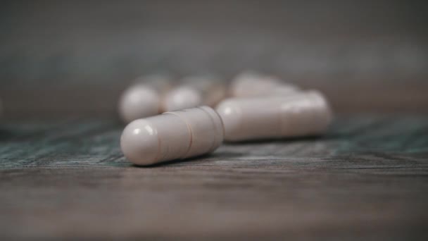 Weiße Pillenkapseln Fallen Zeitlupe Die Oberfläche Medizin Kapseln Das Konzept — Stockvideo