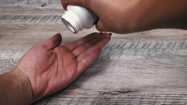 Μια Γυναίκα Χύνει Λευκά Χάπια Στο Χέρι Της Από Ένα — Αρχείο Βίντεο