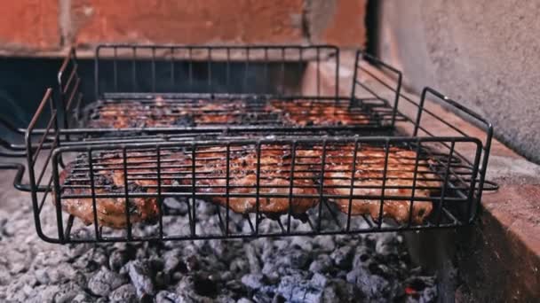 魚のケバブは自家製のストーブの上でバーベキューで揚げられています バーベキューグリル 炎と煙の上に石炭を燃焼にスパイスやハーブとジューシーな肉ステーキを焼きます バーベキューグリルの肉 — ストック動画
