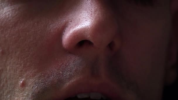 Uomo Con Naso Rosso Soffiato Naso Tovagliolo Bianco Una Persona — Video Stock