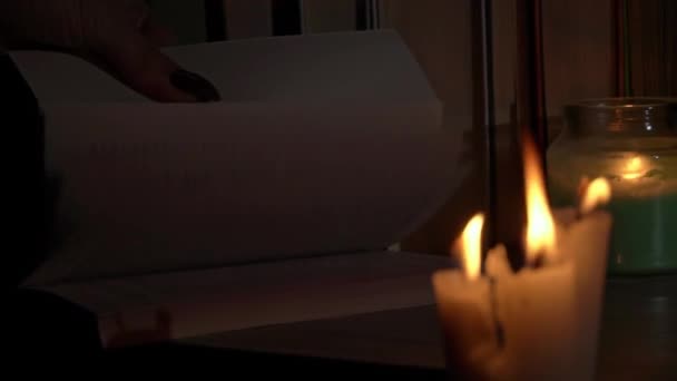 Γυναίκες Φυλάνε Ένα Παλιό Βιβλίο Υπό Φως Των Κεριών Ατμόσφαιρα — Αρχείο Βίντεο