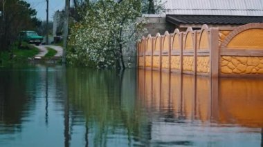 Sel basmış konutlar, nehir sızıntısı. Sel yüzünden sel. Küçük bir nehrin taşması. Ekolojik felaket. Küresel ısınma sorunu.