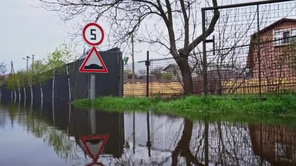 Zalane Domy Mieszkalne Wyciek Rzeki Powódź Spowodowana Powodzią Wiosenna Powódź — Wideo stockowe