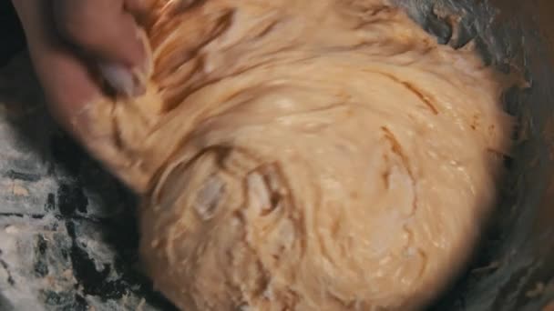 Frământarea Aluatului Mâinile Femeilor Într Castron Aproape Prăjituri Făină Casă — Videoclip de stoc