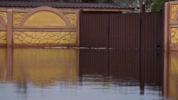 Überflutete Wohnhäuser Austretender Fluss Überschwemmung Durch Überschwemmung Frühjahrsflut Eines Kleinen — Stockvideo