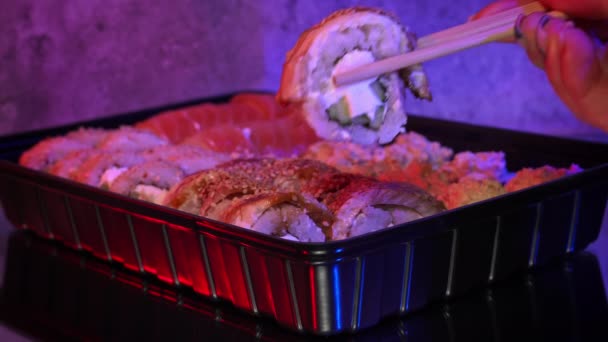 Суші Рол Береться Паличками Суші Крупним Планом Японська Кухня Суші — стокове відео