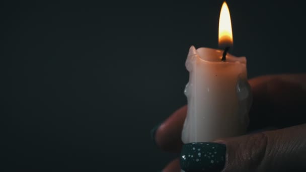 Mans Hände Halten Eine Kerze Der Dunklen Großaufnahme Die Kerze — Stockvideo