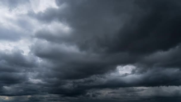 Időszakos Szürke Esős Felhők Lebegnek Sötét Égen Egy Felhős Napon — Stock videók