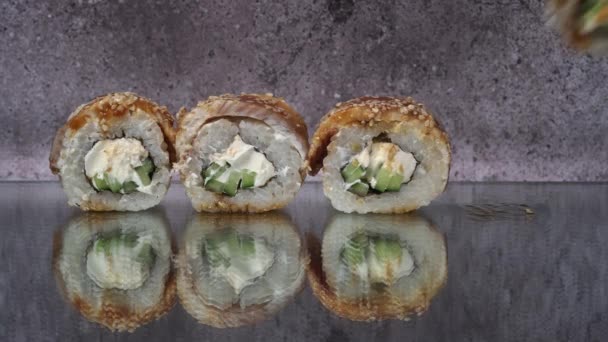 寿司站在一排 一个人拿着筷子去吃 在餐馆里吃日本料理寿司 寿司卷鲑鱼和蔬菜 日本餐馆菜单 侧视图 — 图库视频影像