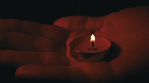 Personen Halten Eine Kerze Roter Beleuchtung Großaufnahme Kerze Aus Paraffinwachs — Stockvideo